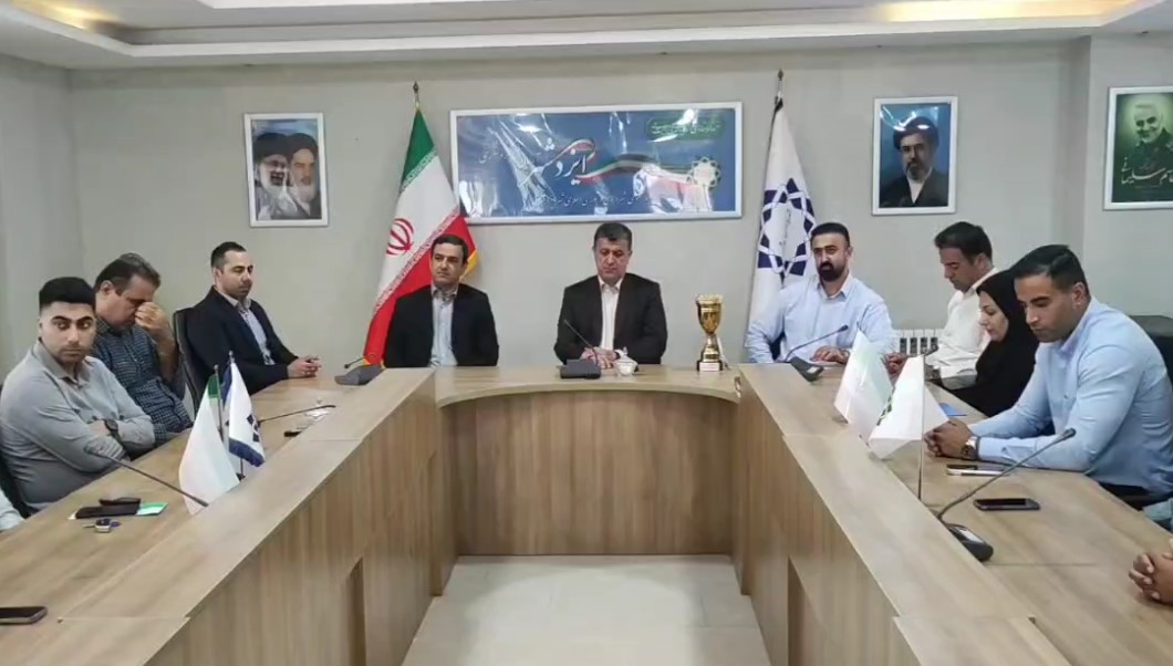 تقدیم کاپ قهرمانی به شهردار ایزدشهر توسط بازیکنان تیم شهرداری